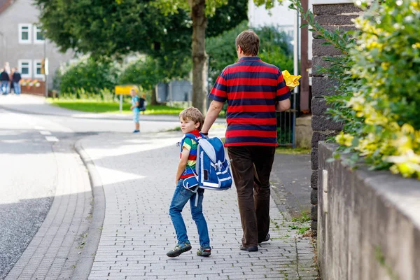 Jeune père emmenant un enfant, garçon enfant à l'école dès son premier jour — Photo