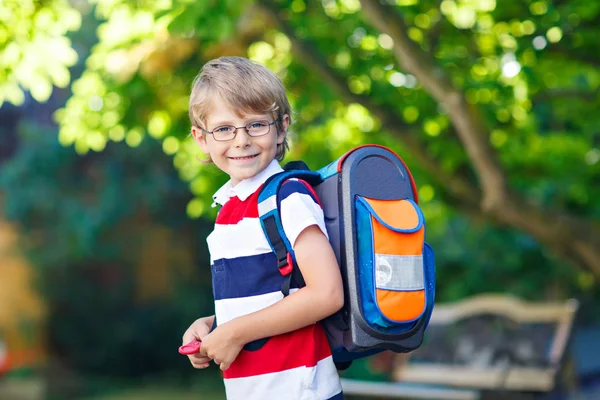 Μικρό αγόρι παιδί με σχολική τσάντα πρώτη ημέρα στο σχολείο — Φωτογραφία Αρχείου