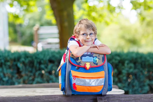 Niño pequeño con mochila escolar en el primer día a la escuela — Foto de Stock