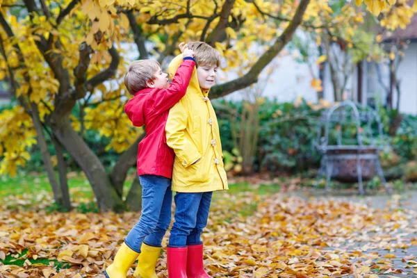 Çocuklar çocuklar sonbahar park renkli cl ve iki küçük arkadaşlarım