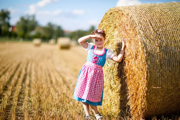 Petite fille mignonne en costume bavarois traditionnel dans le champ de blé — Photo