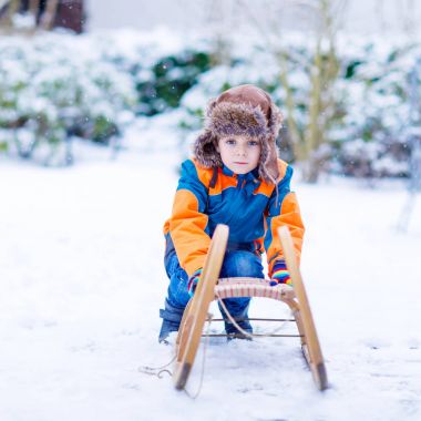Kışın kızağı binmek zevk küçük çocuk çocuk