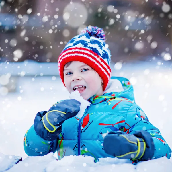 Happy kid boy having fun with snow in winter — Stock Photo, Image