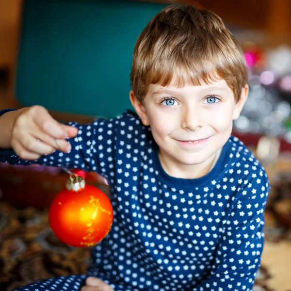 可爱的孩子的小男孩，装饰圣诞树与多姿多彩的球 — 图库照片