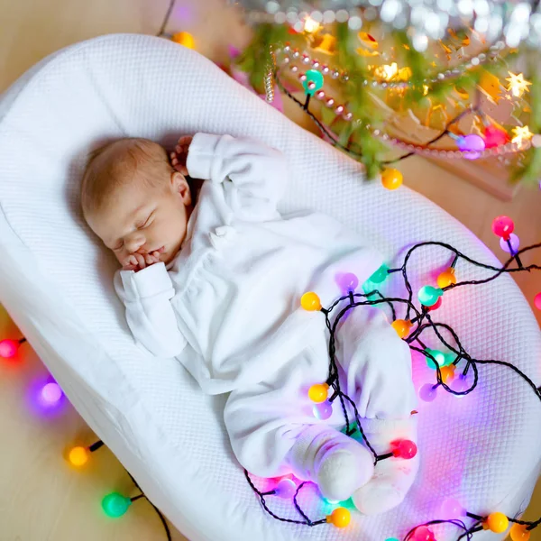 Bebé recién nacido de una semana durmiendo cerca del árbol de Navidad — Foto de Stock