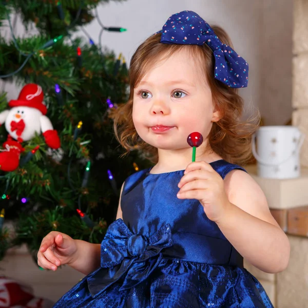 Adorável menina criança comemorando feriado de Natal em casa — Fotografia de Stock