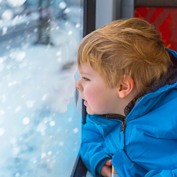 Söt liten toddler pojke tittar ut tågfönstret — Stockfoto