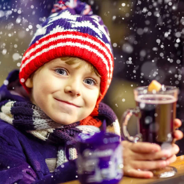 Little kid boy with hot chocolate on Christmas market — Stock Photo, Image