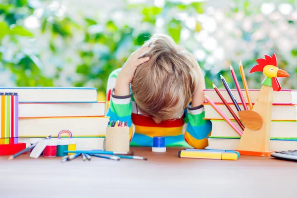 Menino da escola triste com óculos e material estudantil — Fotografia de Stock