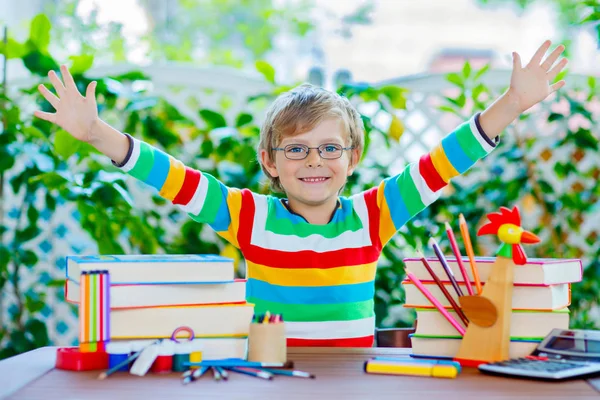 Menino da escola feliz com óculos e material estudantil — Fotografia de Stock