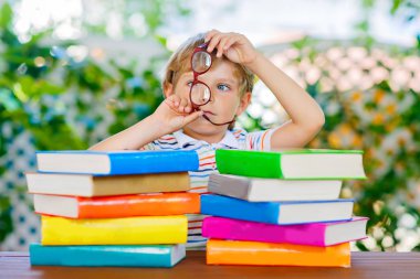 Küçük çocuk çocuk okuma kitabı okulda