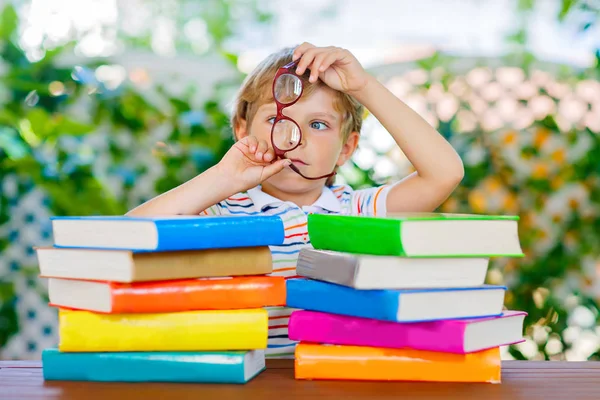 Küçük çocuk çocuk okuma kitabı okulda