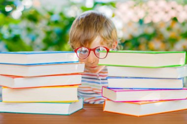 Küçük çocuk çocuk okuma kitabı okulda