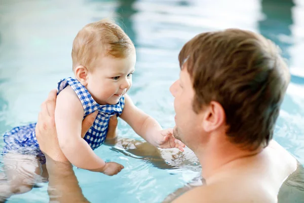 Mutlu orta yaşlı baba yüzme havuzunda sevimli bir kızla yüzüyor.. — Stok fotoğraf