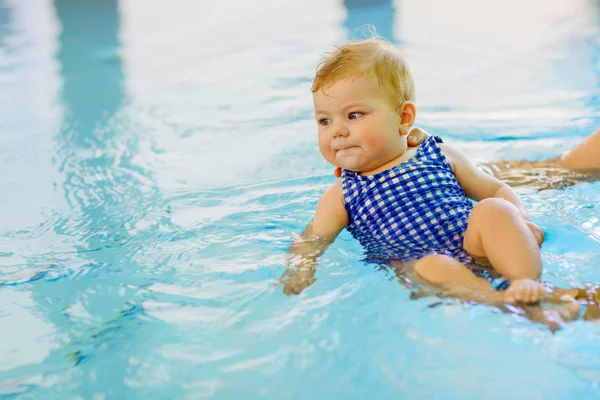 Tatlı küçük bebek çocuk kapalı bir havuzda yüzmek için öğrenme — Stok fotoğraf
