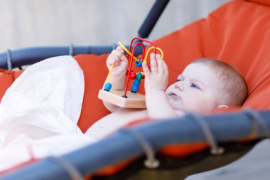 Yeni doğan bebek renkli ahşap eğitim çıngırak oyuncakla oynamak