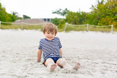 Tropik sahilde eğleniyor küçük çocuk çocuk