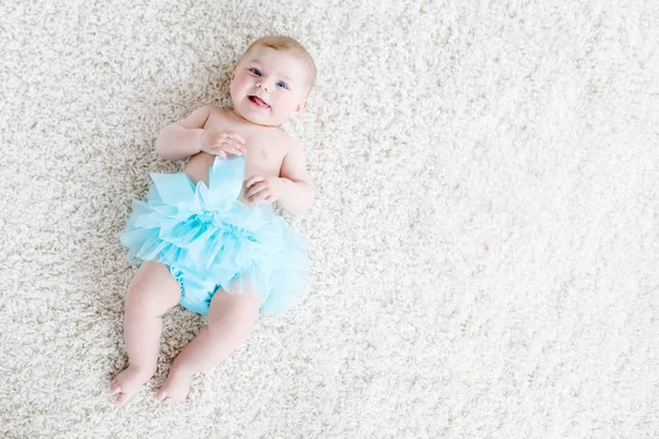 Bayi perempuan cantik berlatar belakang putih memakai rok Tutu pirus. — Stok Foto