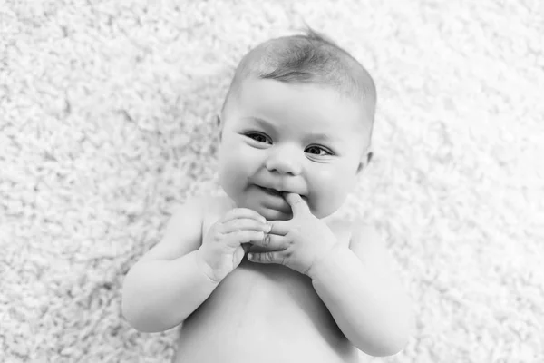 Adorável menina nua no fundo branco . — Fotografia de Stock