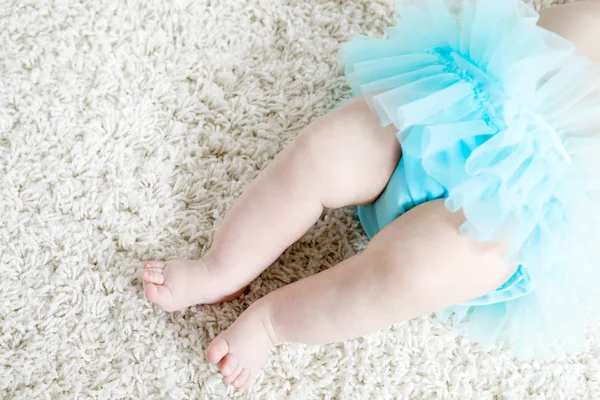 Close up de pernas e pés de menina no fundo branco usando saia de tutu turquesa . — Fotografia de Stock