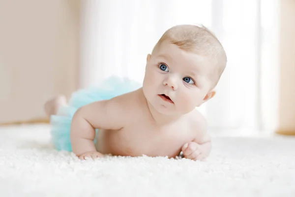Entzückendes Baby-Mädchen auf weißem Hintergrund mit türkisfarbenem Tutu-Rock. — Stockfoto