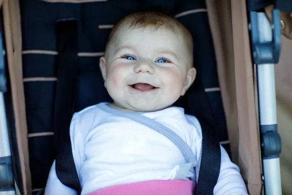 Bonito pequena menina bonita de 6 meses sentada no carrinho de bebê ou carrinho e esperando a mãe — Fotografia de Stock