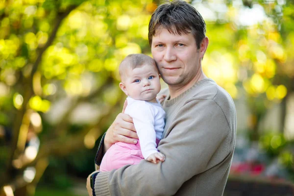 Yeni doğan bebek kızı, aile portre birlikte mutlu gururlu genç Baba