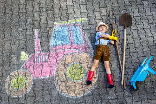 Niño divirtiéndose con tiza de tractor foto —  Fotos de Stock