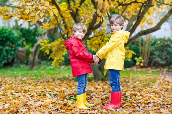 Due piccoli migliori amici e bambini ragazzi autunno parco in cl colorato — Foto Stock