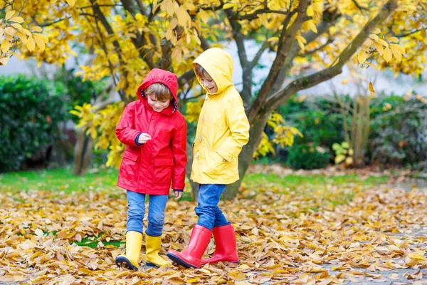 Dois pequenos melhores amigos e crianças meninos outono parque em colorido cl — Fotografia de Stock