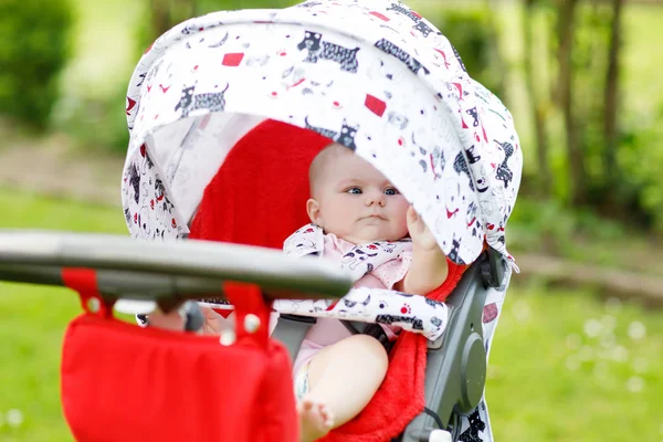 Schattig klein mooie babymeisje van 6 maanden zit in de kinderwagen of wandelwagen en wachten voor moeder — Stockfoto