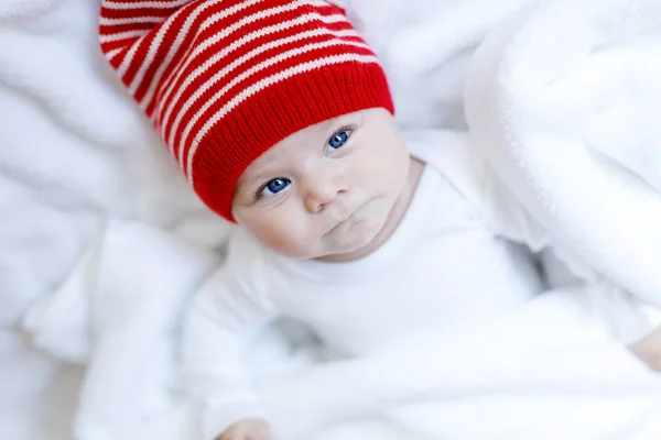 Bonito bebê adorável criança com boné de inverno de Natal no fundo branco — Fotografia de Stock