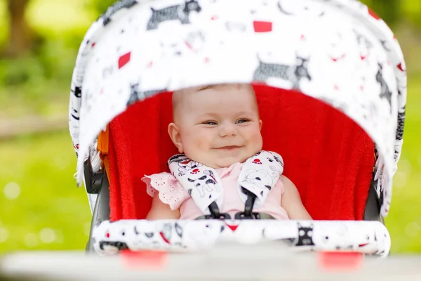 Schattig klein mooie babymeisje van 6 maanden zit in de kinderwagen of wandelwagen en wachten voor moeder — Stockfoto