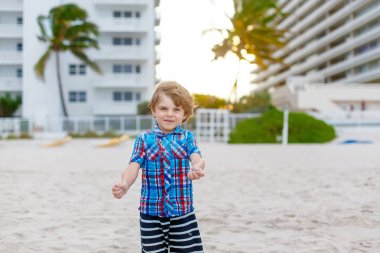 okyanus plaj üzerinde çalışan küçük çocuk çocuk