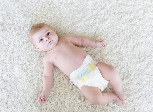 Bebek bezli yeni doğmuş bir kız bebek. Kuru cilt ve kreş — Stok fotoğraf