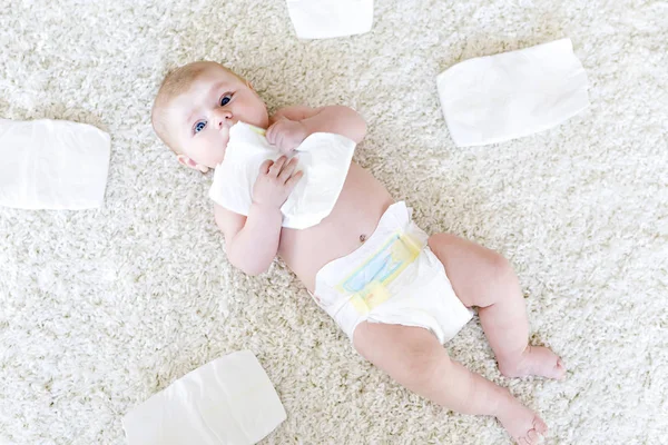 Bebé recién nacido con pañales. Piel seca y vivero —  Fotos de Stock