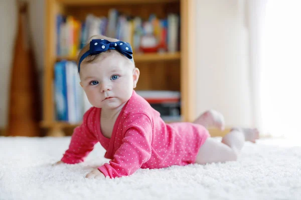 Porträtt av lilla tiny flicka 5 månader inomhus hemma — Stockfoto