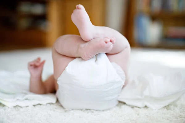 Voeten en benen van de pasgeboren baby met luier — Stockfoto