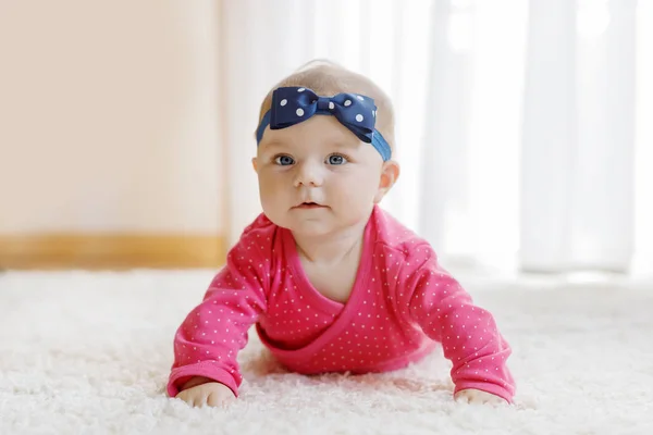 Πορτρέτο της μικροσκοπικό μωρό κοριτσάκι 5 μηνών σε κλειστούς χώρους στο σπίτι — Φωτογραφία Αρχείου