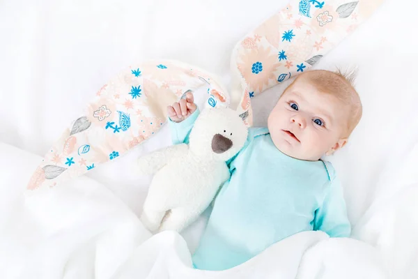 Entzückende süße neugeborene Mädchen mit Osterhasen-Spielzeug — Stockfoto