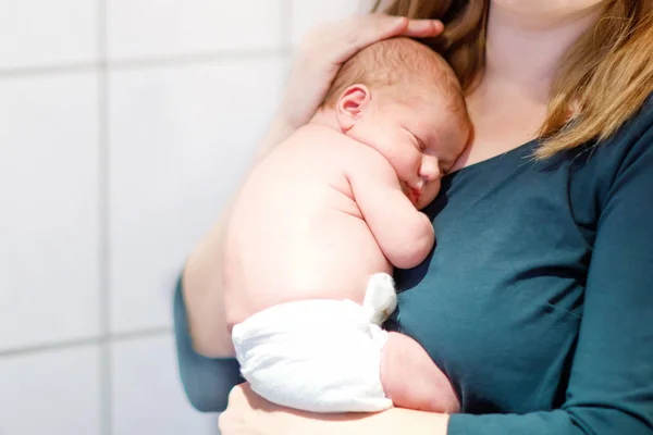 어머니 팔에 출산 후 신생아 딸을 잡고. — 스톡 사진