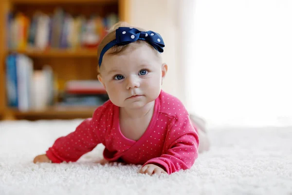 Portret van kleine babymeisje van 5 maanden thuis binnenshuis — Stockfoto