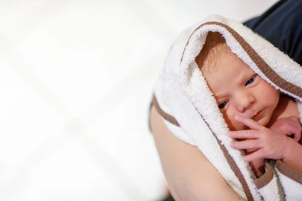 Modern som håller hennes nyfödda dotter efter födseln på armar. — Stockfoto