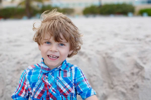 okyanus plaj üzerinde çalışan küçük çocuk çocuk