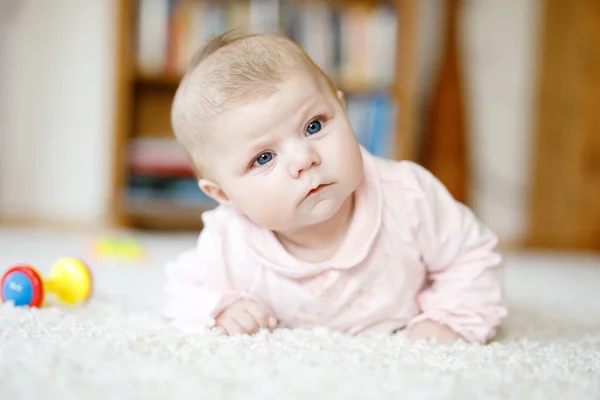 白い日当たりの良い寝室や保育園で腹の上に横たわる女の愛らしい新生児赤ちゃん — ストック写真