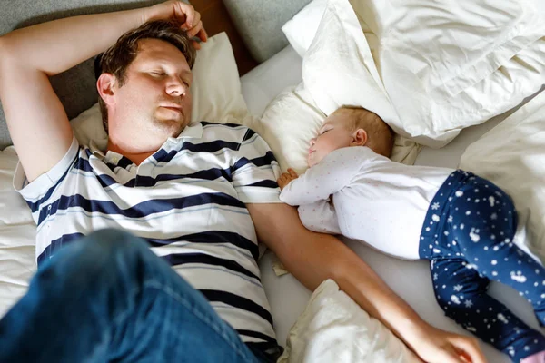 可爱可爱的女婴 6 个月和她的父亲睡在家里的床上和平 — 图库照片