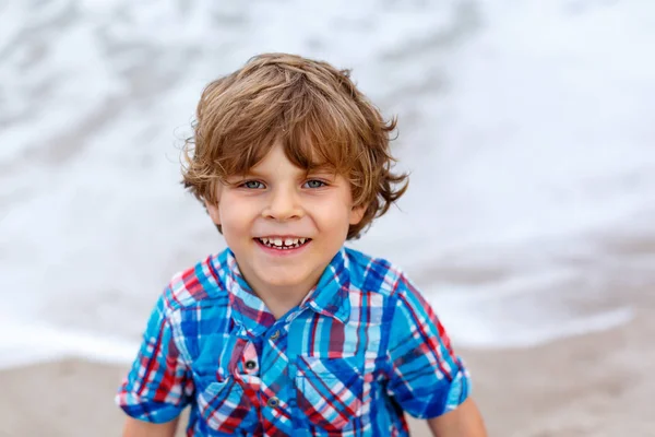 海のビーチを走る子供男の子 — ストック写真