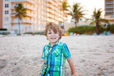 okyanus plaj üzerinde çalışan küçük çocuk çocuk