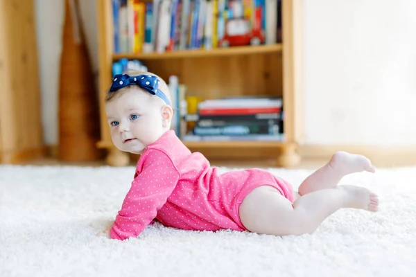 Retrato de una niñita de 5 meses en casa — Foto de Stock