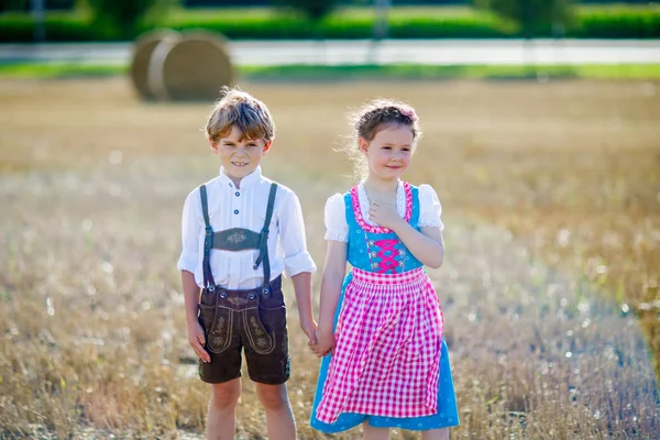 Duas crianças, menino e menina em trajes tradicionais da Baviera no campo de trigo — Fotografia de Stock